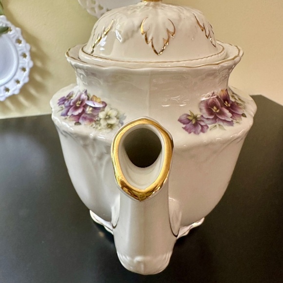VINTAGE, CROWN DORSET, WHITE TEAPOT WITH PURPLE PANSIES & GOLD TRIM. - Picture 10 of 16